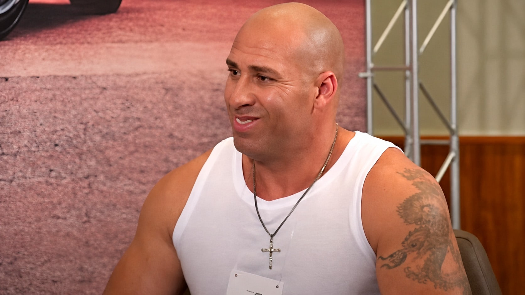 Vin Diesel Brasileiro de regata branca mostrando tatuagem