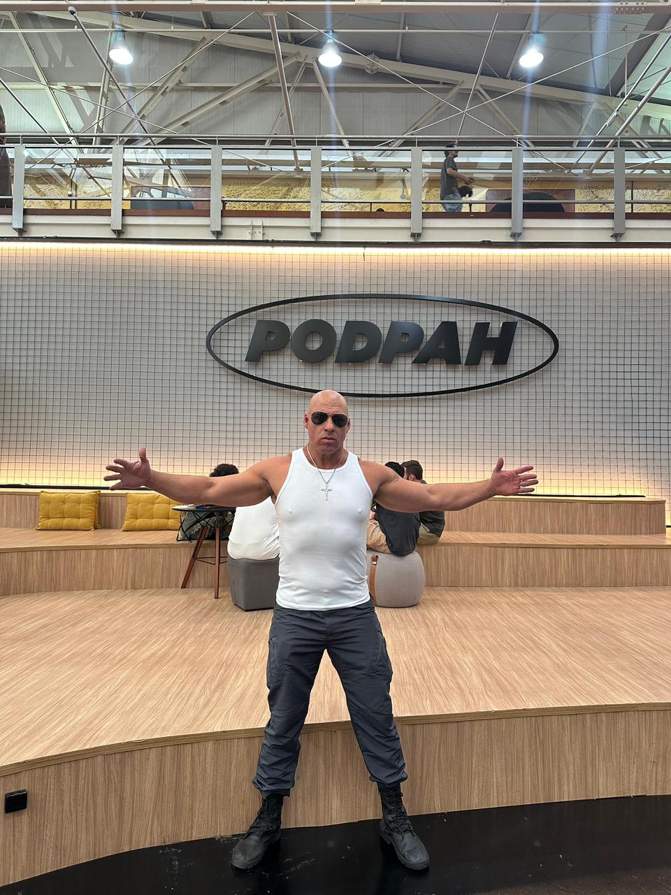 Vin Diesel Brasileiro de corpo inteiro no estúdio do PODPAH